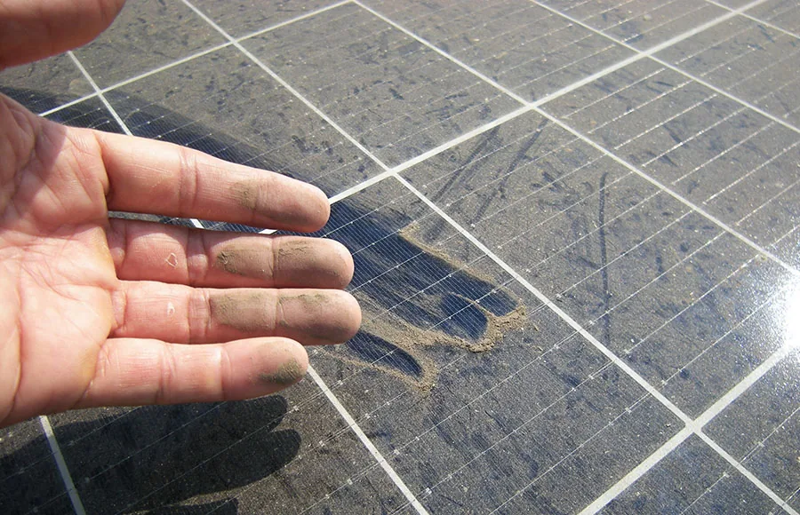 Pannello solare sporco di polvere necessita di puliz