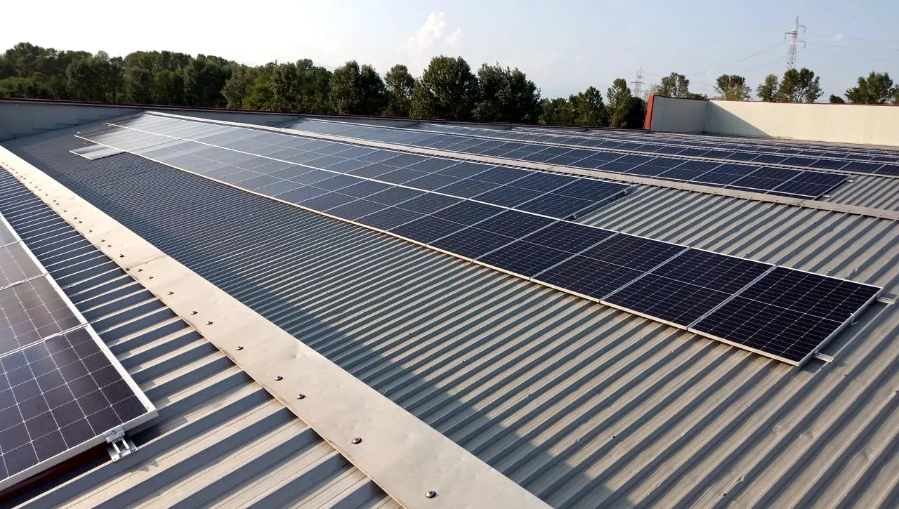 Moduli fotovoltaici ai bordi di una falda in lamiera grecata, visti dall'alto